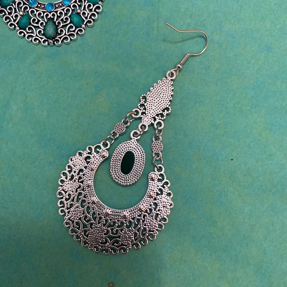 🥭 (4 for $15) Beautiful Big Earrings - Picture 3 of 3